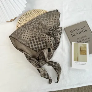 Retro polkadot driehoek sjaal, gebreide bloemen haarband, vintage hoofddoek voor dames in de lente.