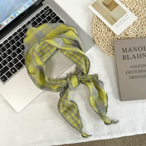 Gelb-graues Karo-Dreiecktuch, stilvolles Halstuch für Damen, modisches Frühlings-Accessoire.