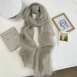 Foulard léger en tulle transparent gris neutre, élégant châle de protection solaire.