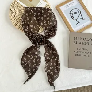 Transparante bruine paisley sjaal met afneembare roos, stijlvolle lente halsdoek voor vrouwen.