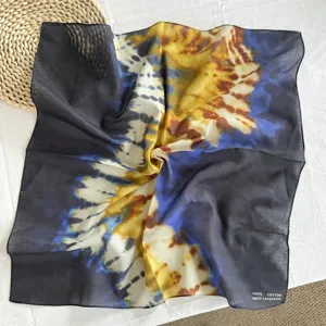 Dettaglio foulard quadrato tie-dye in puro cotone, mostra fantastica miscela di colori.