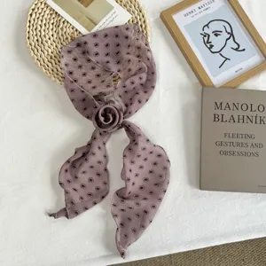 Lichte zijden sjaal met paisleymotief en lint voor dames, elegant lente- en zomeraccessoire.