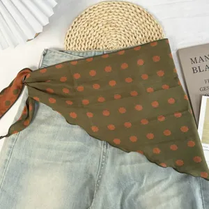 Retro groene geometrische driehoekige sjaal detail, stijlvolle patroon stof accessoire.