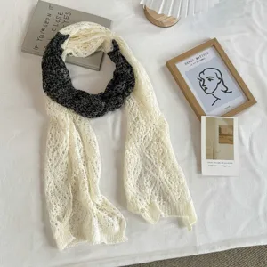 Zwart-witte gebreide opengewerkte sjaal, vintage stijl omslagdoek voor lente en zomer.