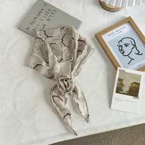 Detailansicht des modischen Seidentuchs mit Vintage Blumenmuster im ästhetischen Flachdesign.
