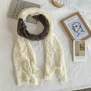 Dames gebreide opengewerkte sjaal, vintage beige bruine omslagdoek, ademend zomerdetail.