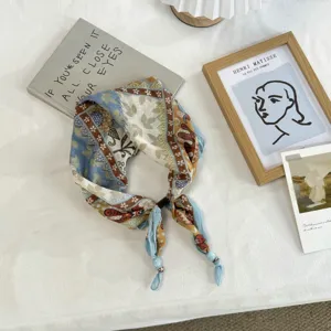Foulard di seta blu con perline e fiori, sciarpa triangolare stile country per estate.
