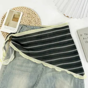 Vue de détail d'un foulard triangle rayé stylisé comme accessoire de taille tendance.