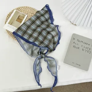 Foulard triangulaire à carreaux avec bord volanté bleu, tissu léger et respirant.