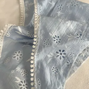 Lichtblauwe bloemen kant driehoekige sjaal pompom franje taille wrap gelaagde rok