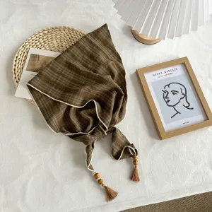 Vintage braunes Karomuster Dreiecktuch mit Holzperlen und Quasten, elegant und retro.