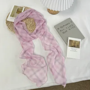 Retro roze geruite zijden sjaal voor dames, elegant lichtgewicht accessoire in landelijke stijl.