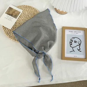 Vintage kariertes gepunktetes Dreiecktuch mit blauem Saum, stylisches Halstuch für Damen.