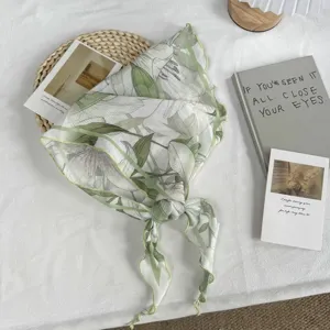 Groene bloemige driehoekige hoofddoek, lichte doorschijnende haarsjaal voor dames in de zomer.