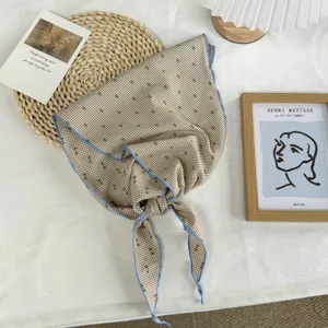 Retro kariertes gepunktetes Dreieckstuch für Damen, stilvolles Halstuch Accessoire.