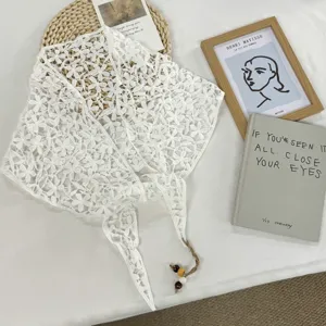 Weißes gehäkeltes Blumenspitzen-Dreiecktuch, schicker Lagenlook Rocküberwurf für Damen.