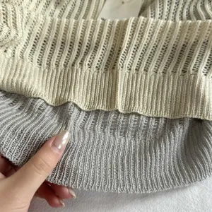 Détail de châle en tricot de soie glacée d'été, texture côtelée douce, tissu respirant.