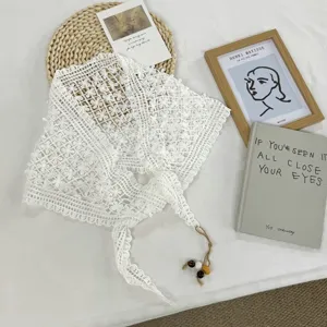 Weißer floraler Häkelstrick Dreiecksschal, stilvolles ausgehöhltes Bandana Tuch für Damen.