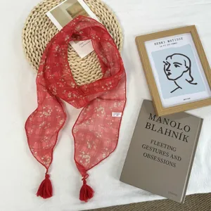 Foulard long floral chic avec pompons, echarpe legere vintage pour femme au printemps ete.