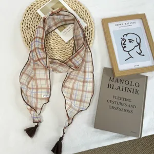 Echarpe a carreaux chic avec pompons, foulard leger a franges pour femmes au printemps.