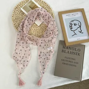 Long foulard rose a motif floral avec pompons, echarpe legere et esthetique pour femme au printemps.
