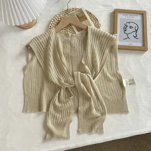Détail de châle tricot ajouré, élégante cape écharpe beige, protège-épaule léger confortable.