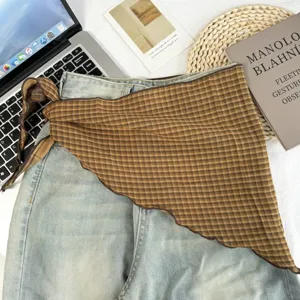 Karo-Dreieickstuch für Damen, stilvolles braunes Karomuster, vielseitiges Frühlings-Modeaccessoire.