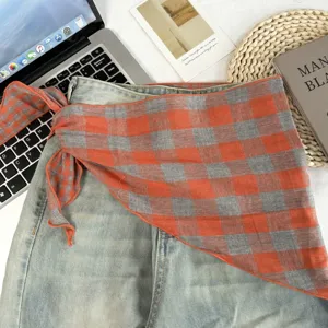 Schickes orange-graues Karomuster-Dreiecktuch, vielseitiges modisches Halstuch Accessoire.