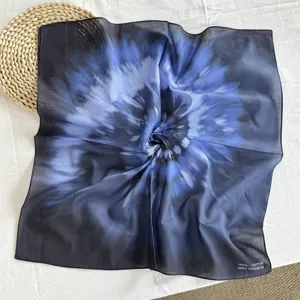 Primo piano dettaglio del fazzoletto quadrato in puro cotone tinto a nodi blu morbido.