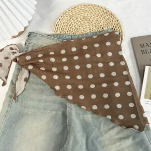 Retro bruine gestipte driehoekige sjaal, stijlvolle halsdoek en haaraccessoire voor vrouwen.