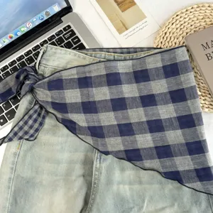 Blaues Kariertes Dreiecksduch fur Damen, stilvolles Halstuch und vielseitiges Deko-Accessoire.