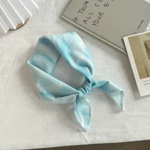 Piccolo fazzoletto quadrato in cotone tie-dye dettaglio, foulard e bandana donna.