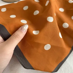 Carré à pois en pur coton style rétro foulard élégant pour femmes accessoire de tous les jours.