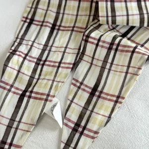 Dettaglio in tessuto di sciarpa lunga a quadri, elegante fazzoletto vintage e fascia per capelli.