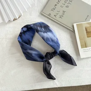 Vista dettagliata dell'elegante foulard quadrato tie-dye blu, tessuto morbido.