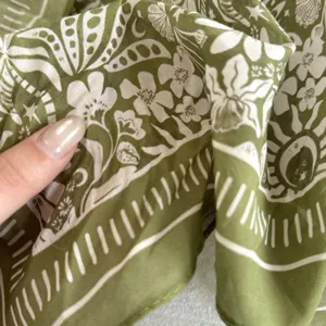 Vista detallada de cerca de pañuelo cuadrado de algodón retro verde oliva con estampado floral