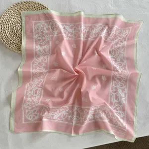 Roze paisley katoenen bandana, stijlvolle vierkante hoofddoek voor dames, zacht haaraccessoire.