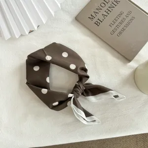 Foulard carre a pois blancs et marron elegant style vintage accessoire de mode.
