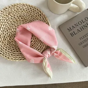 Roze paisley katoenen vierkante sjaal detail, perfect als chique haar- of halsstyling accessoire.