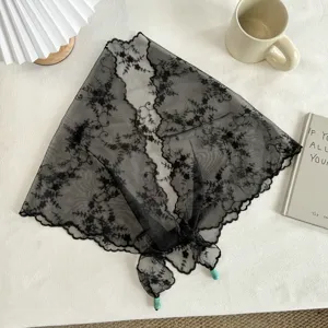 Zwarte kanten driehoekige sjaal, transparante mesh taille draperie met bloemenborduursel.