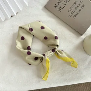 Vue détaillée d'un foulard carré beige élégant avec de charmants pois violets.
