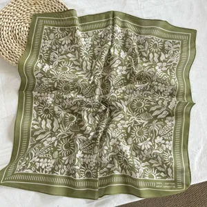 Pañuelo bandana de algodón verde oliva con detalle de estampado botánico y floral.