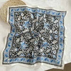 Vista detallada del pañuelo cuadrado de algodón floral azul vintage con diseño complejo.