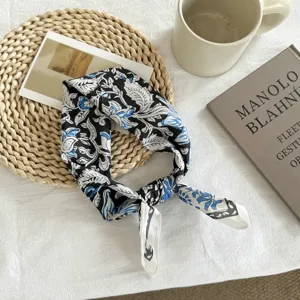 Pañuelo cuadrado de algodón con estampado floral vintage, pañuelo fino y bandana retro.