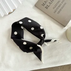 Foulard carré classique à pois noirs et blancs, élégant foulard de style Hepburn.