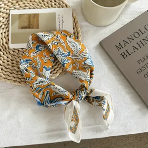 Pañuelo de algodón vintage con estampado cachemira amarillo, accesorio versátil para cuello y pelo.