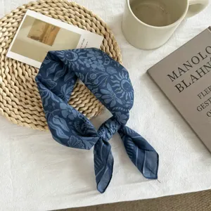 Pañuelo cuadrado vintage de algodón azul para mujer, bandana con estampado floral celeste.