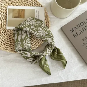 Pequeño pañuelo cuadrado de algodón con estampado floral botánico verde, detalle retro.