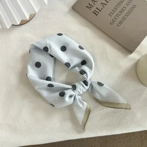 Vue detaillee du foulard carre a pois vintage pour femme, foulard elegante pour femmes.