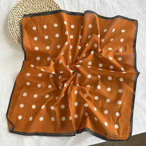 Foulard carré classique en coton à pois, élégant bandeau caramel pour accessoire féminin.